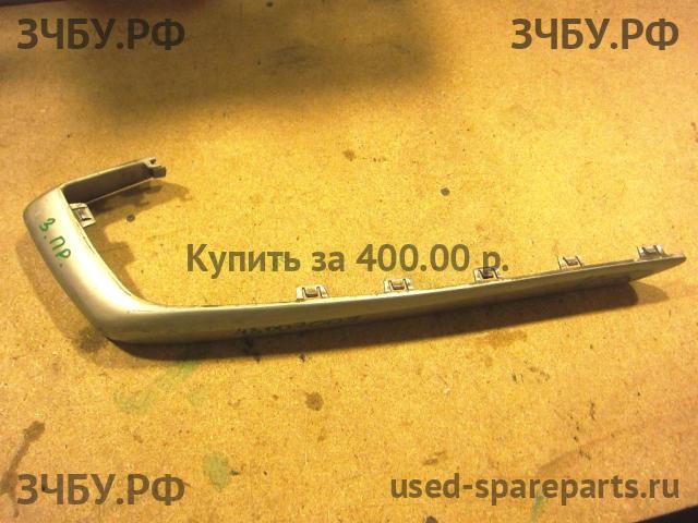 Volvo V70 (2) Накладка декоративная над задним бампером правая