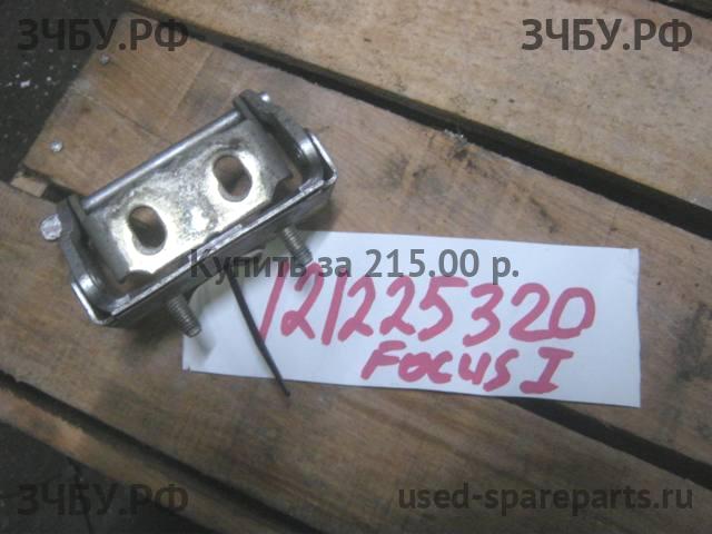 Ford Focus 1 Петля двери багажника