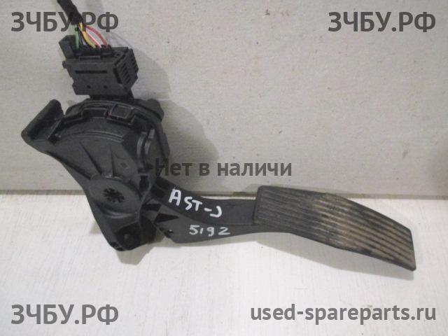 Opel Astra J Педаль газа