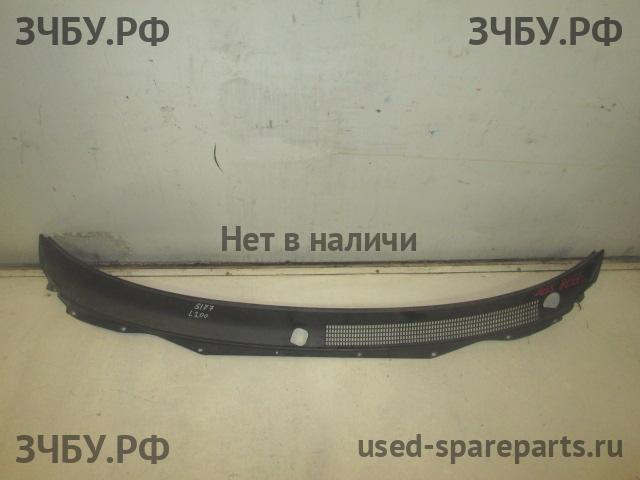 Mitsubishi L200 (3)[K6;K7] Решетка стеклоочистителя (Дефлектор водостока)