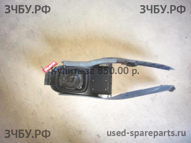Mitsubishi Carisma (DA) 2000-> Консоль между сиденьями (Подлокотник)