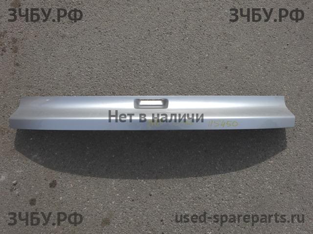 Honda CR-V 3 Накладка на дверь багажника