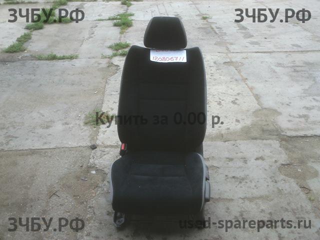 Honda Civic 8 (5D) Сиденье