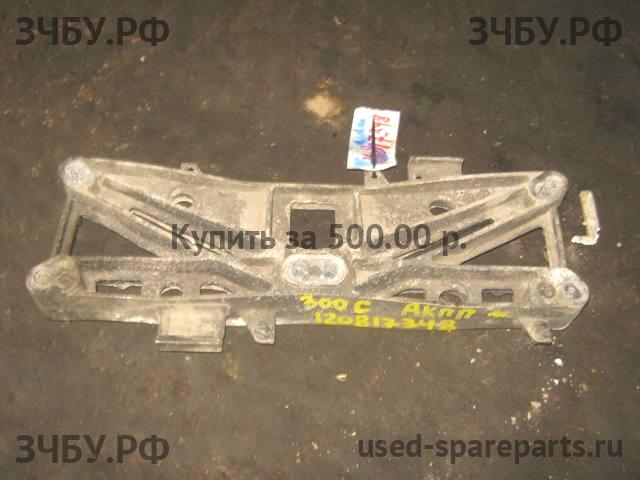 Chrysler 300C (1) Кронштейн крепления КПП