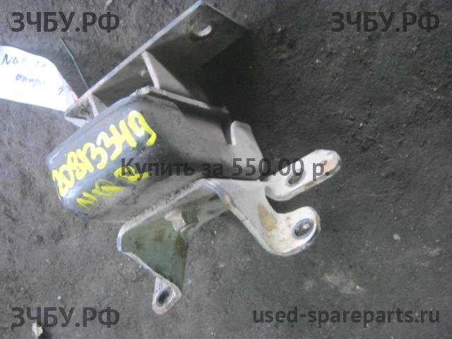 Isuzu NQR 71P Опора двигателя