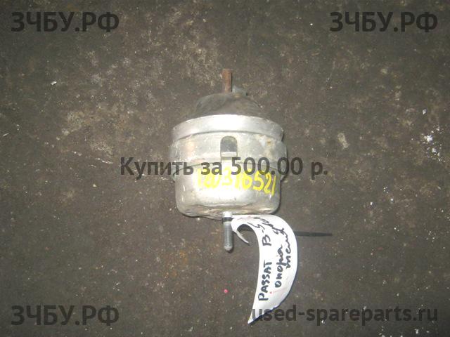 Volkswagen Passat B5 Опора двигателя
