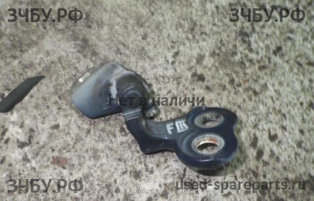 Ford Focus 3 Петля двери