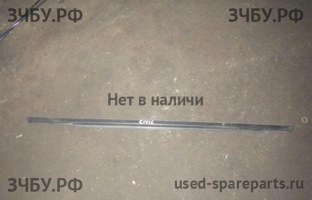 Honda Civic 8 (4D) Молдинг двери передней правой
