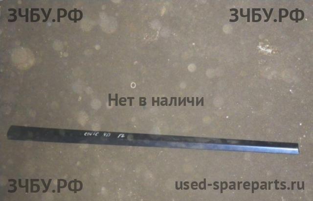 Honda Civic 8 (4D) Молдинг двери передней левой