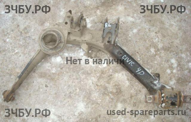 Honda Civic 8 (4D) Рычаг задний левый