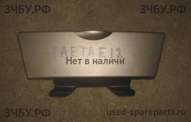 Toyota Corolla (E12) Бардачок