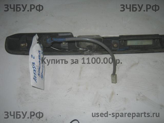 Toyota Avensis 2 Накладка на крышку багажника