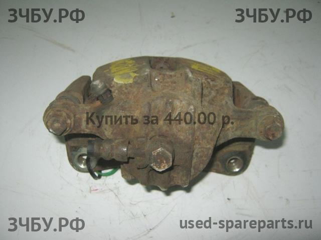Mitsubishi Carisma (DA) Суппорт передний левый (в сборе со скобой)
