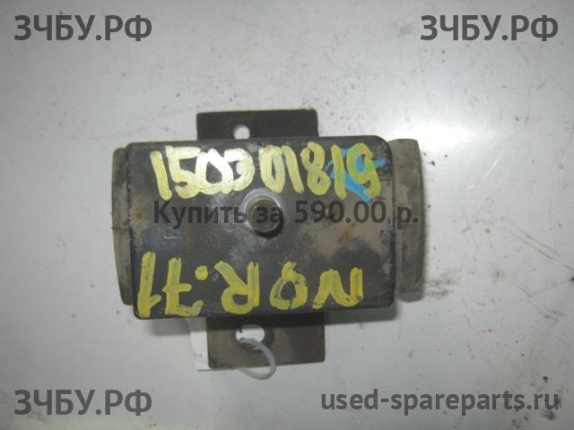 Isuzu NQR 71P Опора двигателя