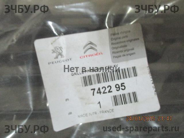 Peugeot 3008 (1) Решетка в бампер