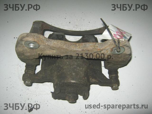 Mitsubishi L200 (4)[KB] Суппорт передний левый (в сборе со скобой)
