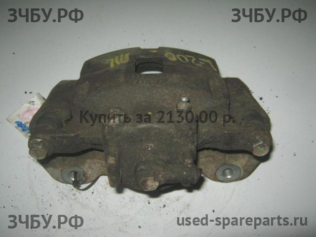 Mitsubishi L200 (4)[KB] Суппорт передний левый (в сборе со скобой)
