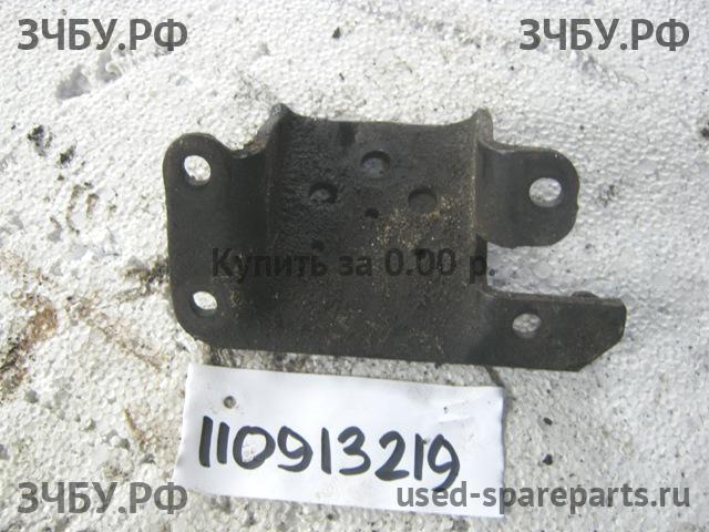 Isuzu NQR 71P Кронштейн