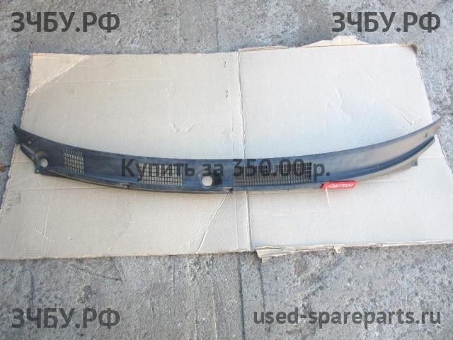 Mitsubishi Carisma (DA) 2000-> Решетка стеклоочистителя (Дефлектор водостока)