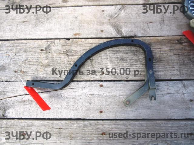 Toyota Corolla (E14 - E15) Петля крышки багажника