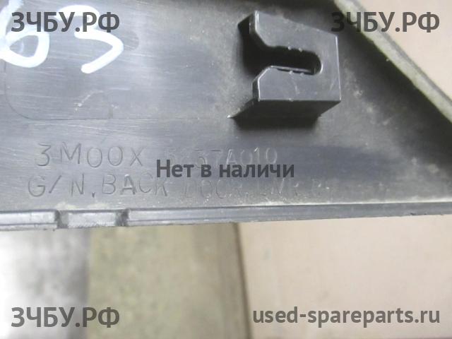 Mitsubishi Pajero/Montero 4 Накладка на дверь багажника