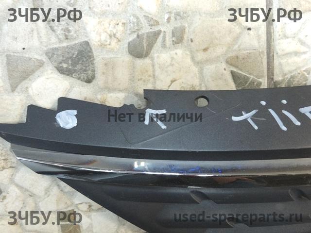 Nissan Tiida 1 Решетка радиатора