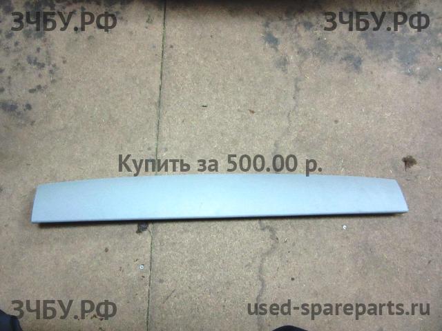 Opel Zafira B Обшивка двери багажника