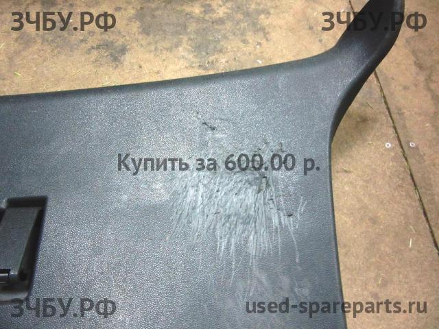 Opel Zafira B Обшивка двери багажника