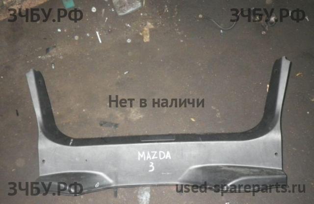 Mazda 3 [BK] Обшивка багажника задней панели