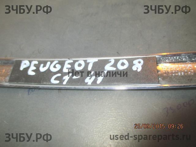 Peugeot 208 (1) Накладка на дверь багажника