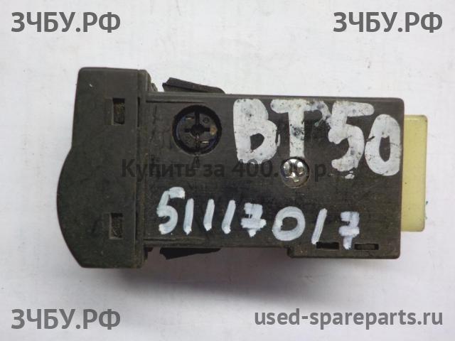 Mazda BT-50 (1) Кнопка корректора фар