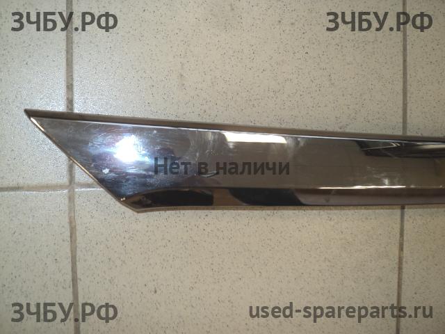 Toyota Corolla (E16 - E17) Накладка на крышку багажника