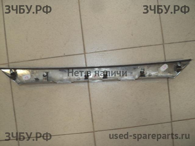 Toyota Corolla (E16 - E17) Накладка на крышку багажника