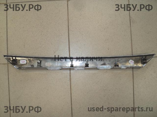 Toyota Corolla (E16 - E17) Накладка на крышку багажника