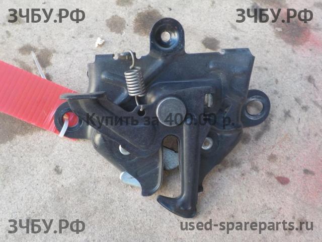 Toyota Yaris 1 Замок капота