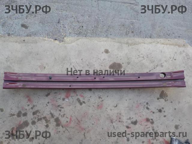 Toyota Yaris 1 Усилитель бампера передний