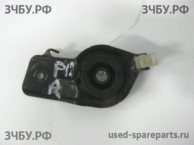Nissan Primera P12 Кронштейн радиатора
