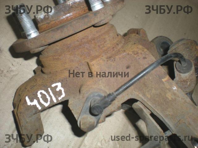 Nissan Primera P12 Кулак поворотный передний левый (со ступицей)