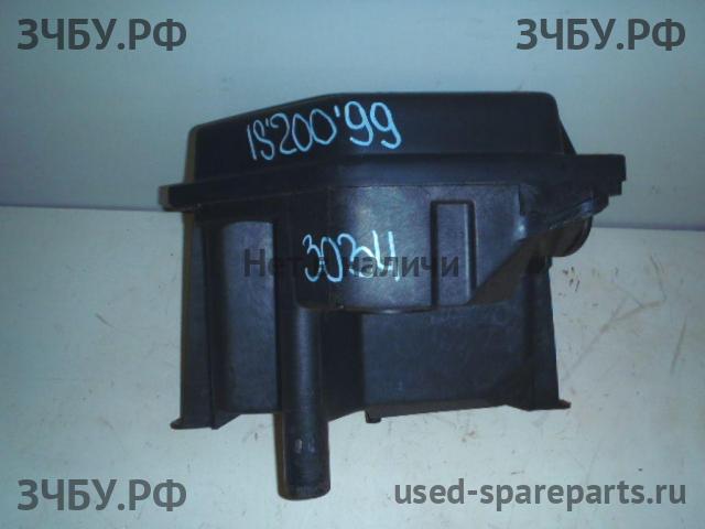 Lexus IS (1) 200/300 Кожух (корпус) блока электронного