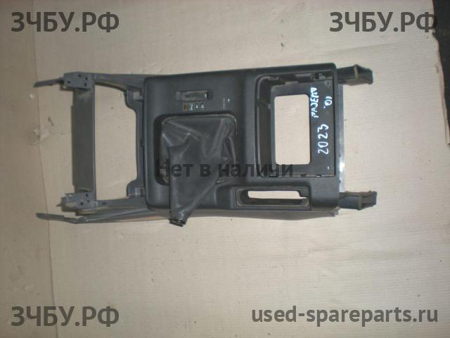 Mitsubishi Pajero/Montero 3 Консоль между сиденьями (Подлокотник)
