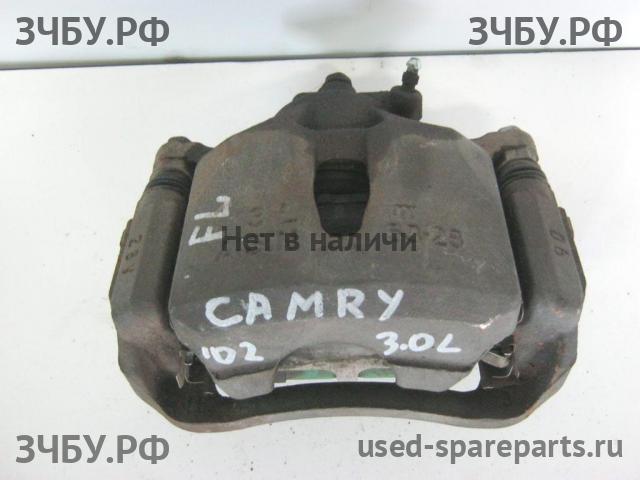 Toyota Camry 5 (V30) Суппорт передний левый (в сборе со скобой)