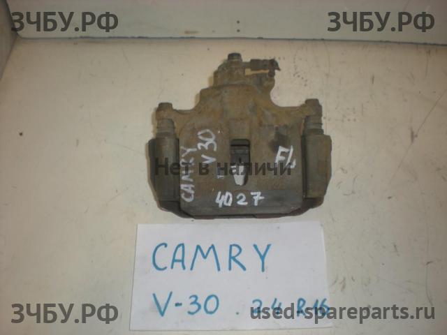 Toyota Camry 5 (V30) Суппорт передний левый (в сборе со скобой)