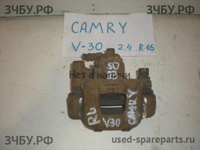 Toyota Camry 5 (V30) Суппорт задний левый (в сборе со скобой)