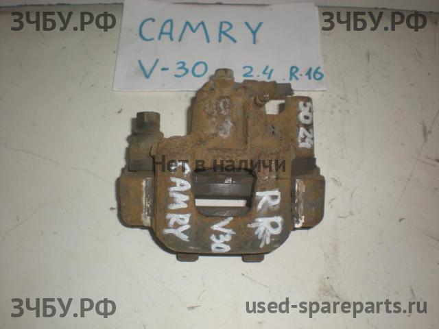 Toyota Camry 5 (V30) Суппорт задний правый (в сборе со скобой)