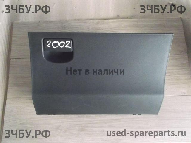 Toyota Yaris 2 Бардачок