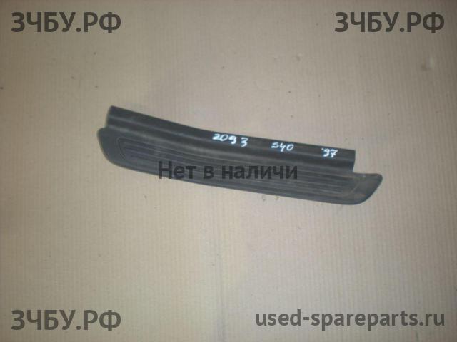 Volvo S40 (1) Накладка на порог передний правый