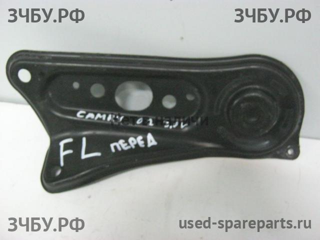 Toyota Camry 5 (V30) Кронштейн передней балки