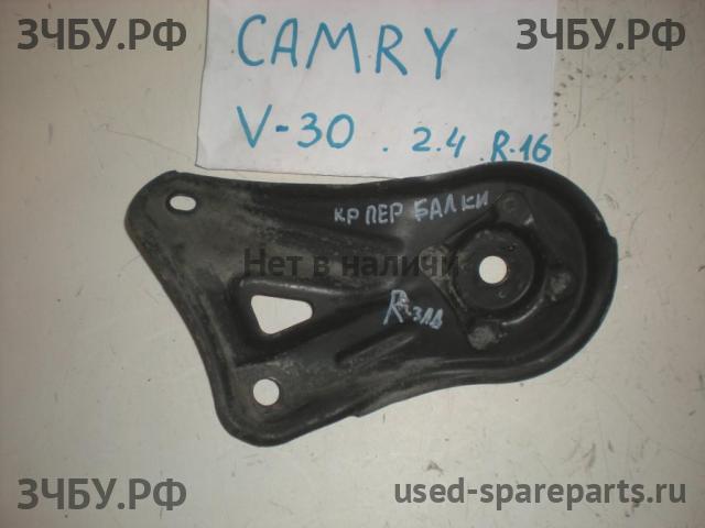 Toyota Camry 5 (V30) Кронштейн передней балки