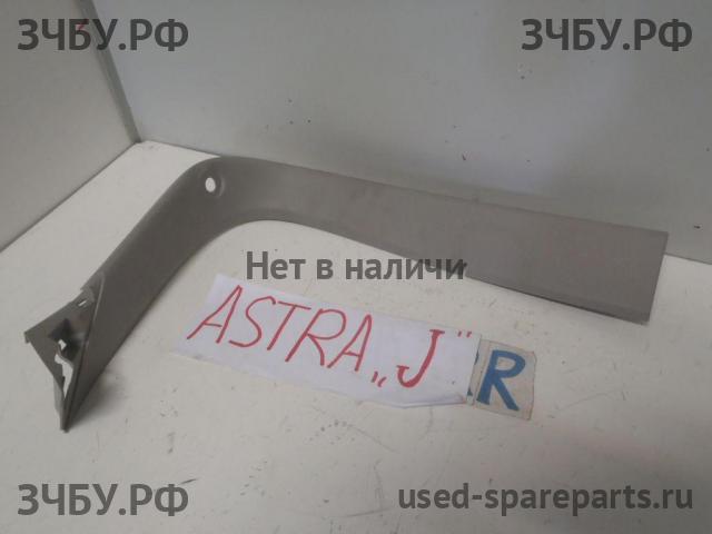 Opel Astra J Обшивка двери багажника