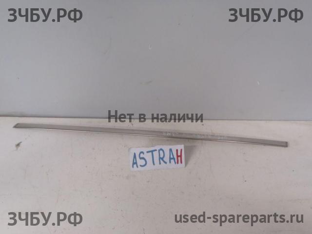 Opel Astra H Молдинг кузовного стекла правого